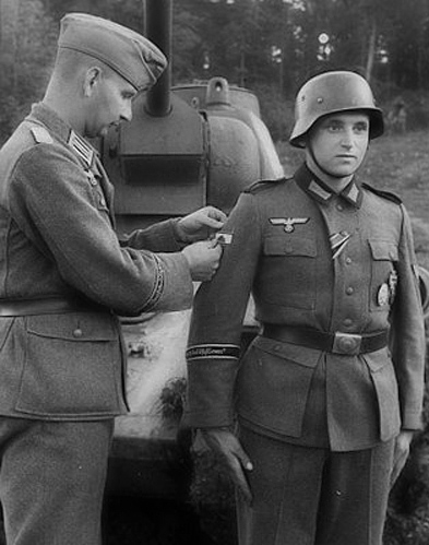 Awarding the Tank Destruction Badge in the field